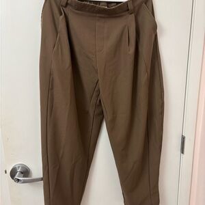Halara Woman’s Brown Pants